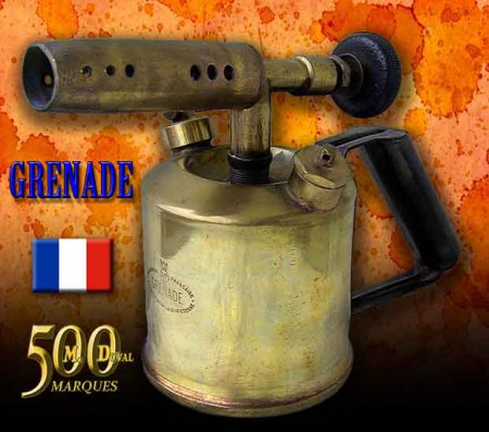 158 - GRENADE (FR) : Lampe fabriquée par ML, revendue par MANUFRANCE, sous la marque GRENADE.